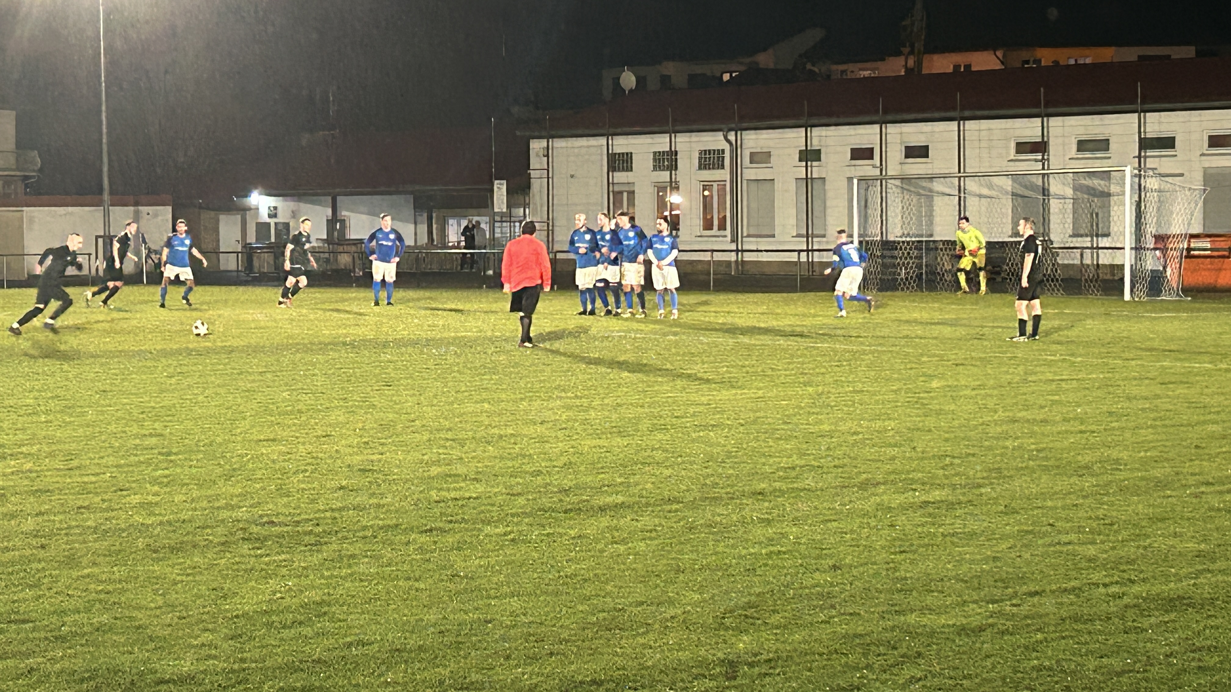 Direkter Freistoß der SG Ueberau II im Spiel gegen den TSV Altheim II